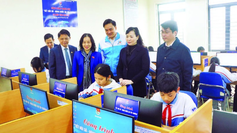 Công trình " Kết nối số - Nâng bước em tới trường" giúp nhiều bạn trẻ sớm làm quen với chuyển đổi số.