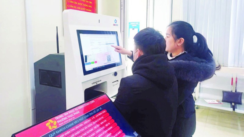 Trung tâm phục vụ hành chính công phường Thục Phán ứng dụng robot AI hỗ trợ người dân tra cứu, làm thủ tục hành chính.