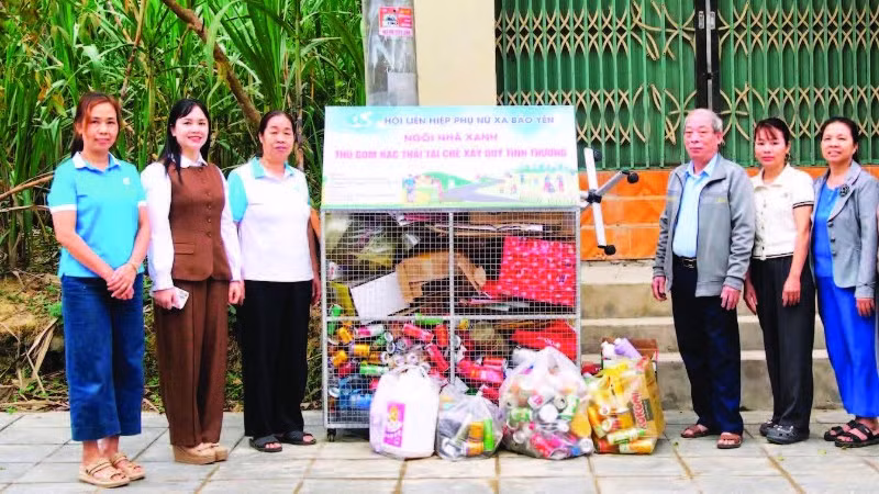 Mô hình “Ngôi nhà xanh” góp phần giữ gìn vệ sinh môi trường và giúp đỡ phụ nữ, trẻ em có hoàn cảnh khó khăn.
