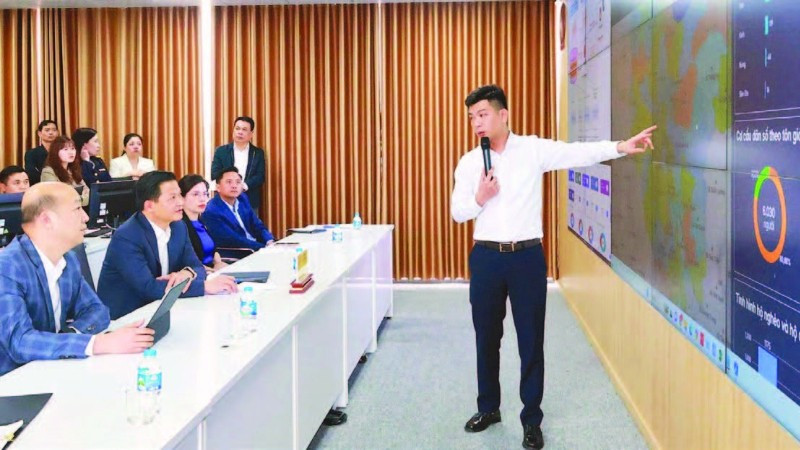 Đại diện Viettel Thái Nguyên báo cáo tiến độ triển khai Trung tâm dữ liệu tỉnh. (Ảnh ANH TUẤN)