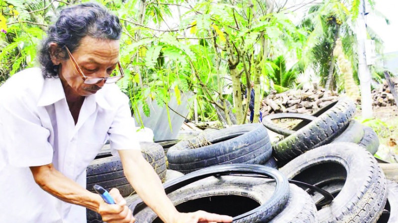 Ông Dội tái chế những lốp xe cũ thành những sản phẩm hữu ích.