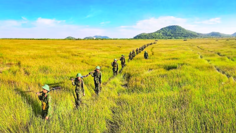 Lực lượng vũ trang tỉnh An Giang trên đường hành quân. (Ảnh PHƯƠNG VŨ)