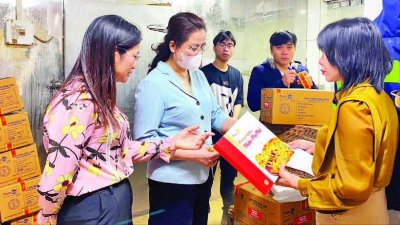 Đoàn kiểm tra của thành phố Hà Nội giám sát việc chấp hành quy định về an toàn thực phẩm tại Công ty TNHH Chế biến thực phẩm Đông Đô.