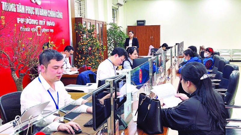 Cán bộ Trung tâm Phục vụ hành chính công phường Mỹ Hào, tỉnh Hưng Yên phục vụ người dân và doanh nghiệp đến thực hiện các thủ tục.