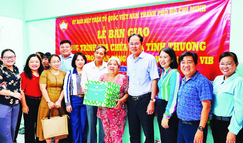 Mặt trận Tổ quốc Thành phố Hồ Chí Minh bàn giao công trình sửa chữa nhà tình thương cho gia đình có hoàn cảnh khó khăn trên địa bàn.