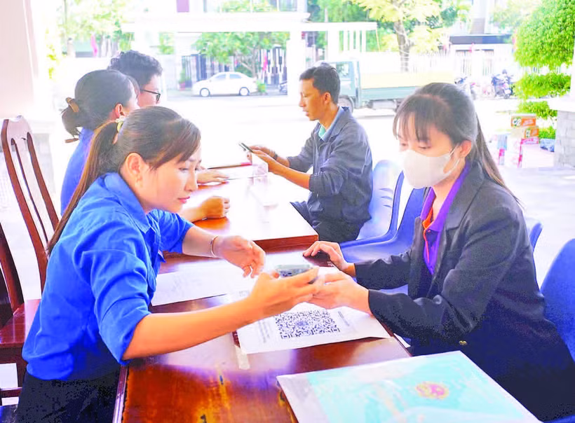 Lực lượng đoàn viên, thanh niên tình nguyện hỗ trợ người dân.