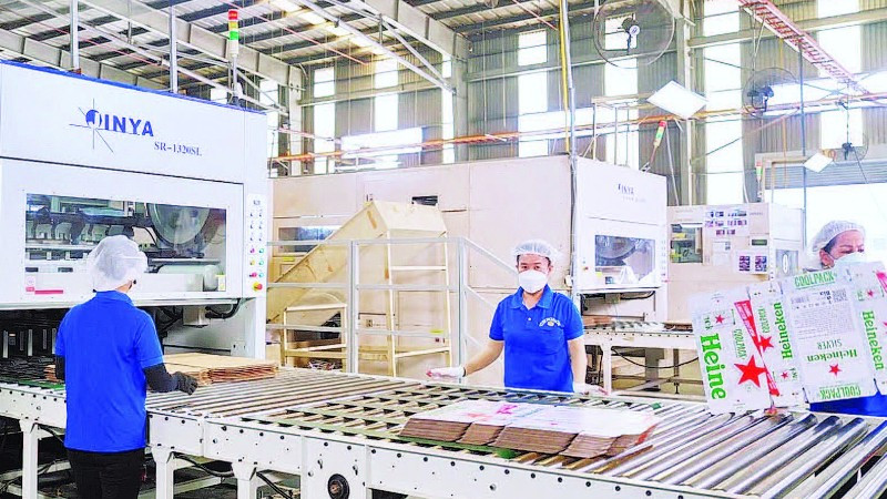 Sản xuất tại Công ty TNHH Công nghiệp Bao bì VISINGPACK (Singapore) tại Khu công nghiệp Vĩnh Lộc, Thành phố Hồ Chí Minh. (Ảnh TÙNG ANH)