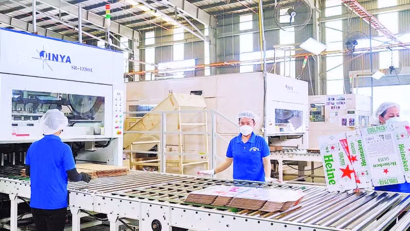 Sản xuất tại Công ty TNHH Công nghiệp Bao bì VISINGPACK (Singapore) tại Khu công nghiệp Vĩnh Lộc, Thành phố Hồ Chí Minh. (Ảnh TÙNG ANH)