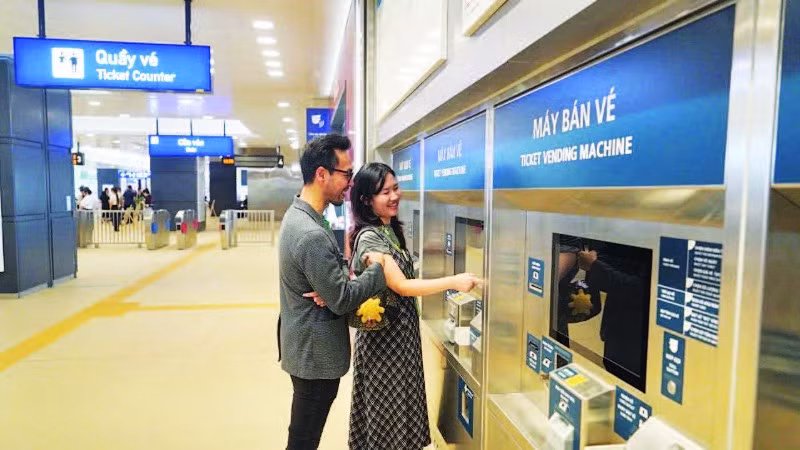 Hành khách mua vé đi tuyến Metro số 1 Bến Thành - Suối Tiên.
