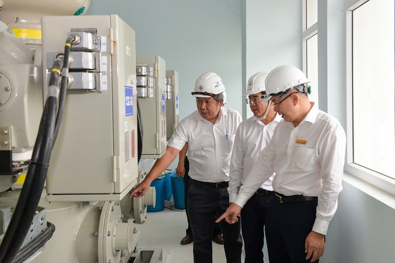 Tổng Giám đốc Nguyễn Văn Thanh (bìa phải) trong một lần kiểm tra công trình đầu tư xây dựng dự án lưới điện truyền tải. 2.jpg