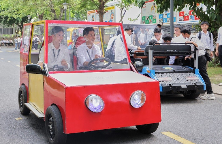 Sinh viên với mô hình nghiên cứu ô-tô trong quá trình học tập tại trường. 1d8a0793.jpg