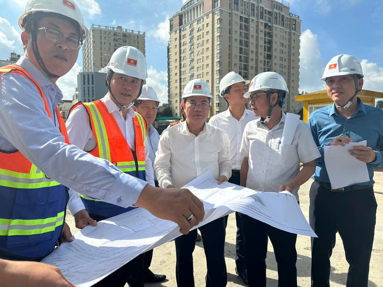Lãnh đạo Bộ Xây dựng kiểm tra một dự án nhà ở xã hội kết hợp dự án nhà ở thương mại tại phường Diên Hồng, Thành phố Hồ Chí Minh. z7089909237868-6497fa0e178b4bb2d56034109feb7d04.jpg