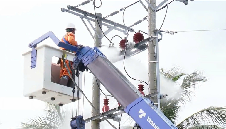 Công nhân ngành điện thực hiện vệ sinh thiết bị trên lưới điện. anh-5.jpg