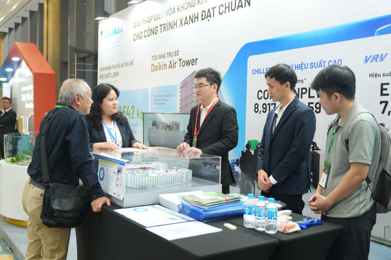 Đại biểu tìm hiểu các mô hình công trình xanh của doanh nghiệp tại chương trình. vqn09775.jpg