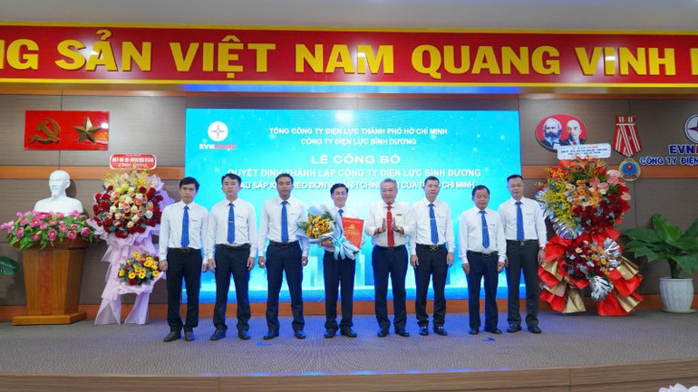Ban lãnh đạo Công ty Điện lực Bình Dương mới nhận quyết định thành lập. e29b946cd4895dd70498-1-3929.jpg