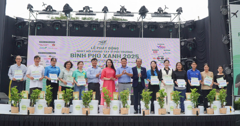 Ban tổ chức trao tặng cây xanh cho các đại biểu, đơn vị tham gia chương trình. c27a98d55898d4c68d89-2926.jpg
