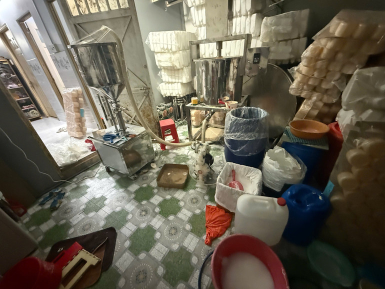 Hình ảnh nhếch nhác tại cơ sở sản xuất mỹ phẩm giả do các đối tượng điều hành. (Ảnh: Công an cung cấp) anh-2-my-pham-gia.jpg