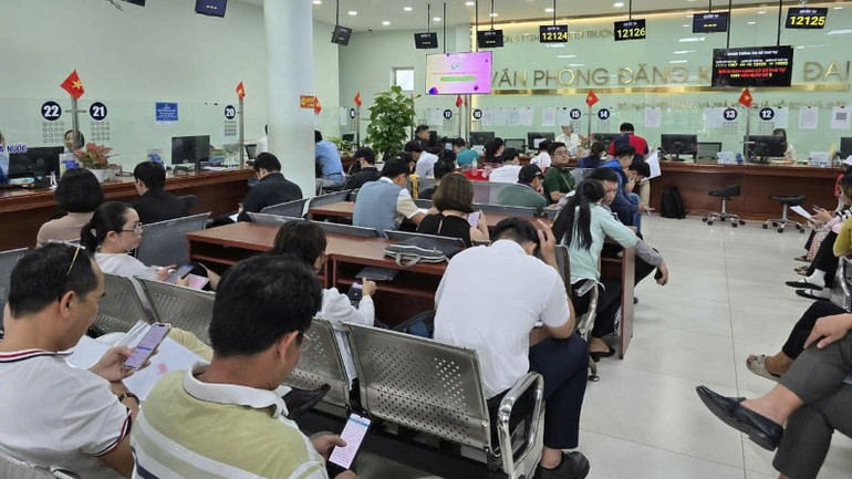Người dân, doanh nghiệp thực hiện thủ tục hành chính tại Văn phòng đăng ký đất đai khu vực Thủ Đức. download-3803.jpg