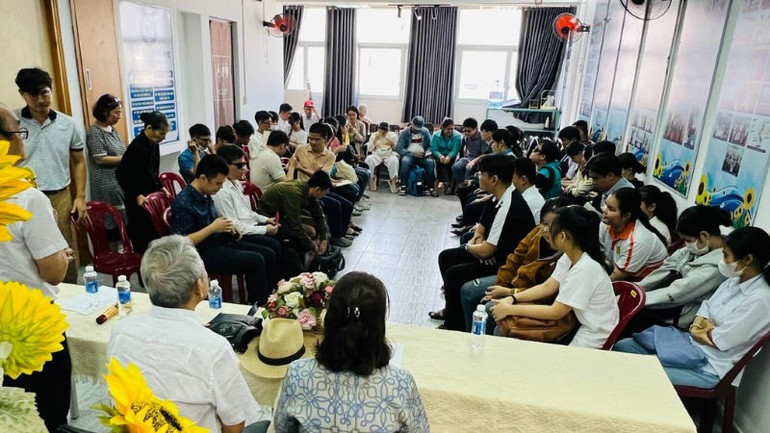ពិធីប្រគល់ពានរង្វាន់អាហារូបករណ៍ Sunflower លើកទី 20 សម្រាប់សិស្សពិការភ្នែក - រូបថត៖ Sunflower Audiobook Library Fanpage anh-3-8606.jpg