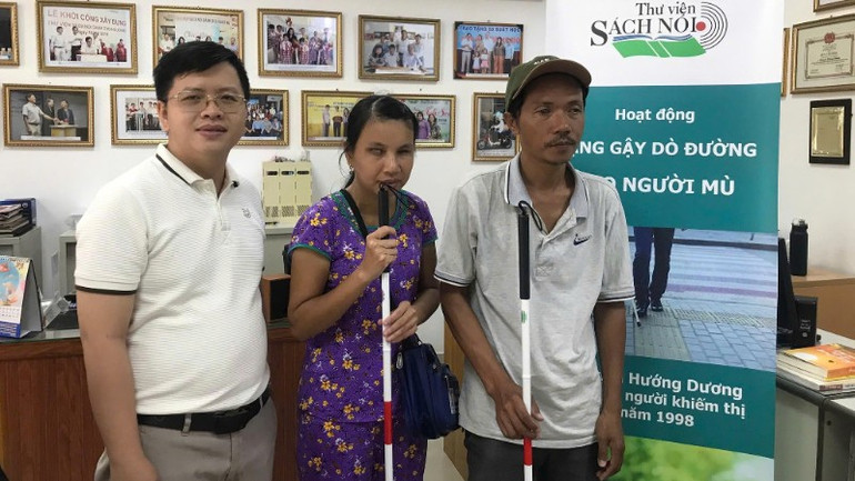 បណ្ណាគារ Huong Duong Talking Book បានប្រគល់ឈើច្រត់ដល់លោកស្រី Phan Thi Phuong Dung (Quang Nam) និងលោក Dao Duy Vuong (Thua Thien Hue)។ (រូបថត៖ Huong Duong Talking Book Library Fanpage) anh-2-2738.jpg