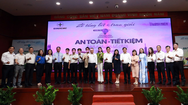 Các đại biểu, khách mời chụp hình lưu niệm tại lễ trao giải. (Ảnh: NGỌC DƯƠNG) z7065304597477-26ac7921b9c383713de61fe1d47d1e86.jpg
