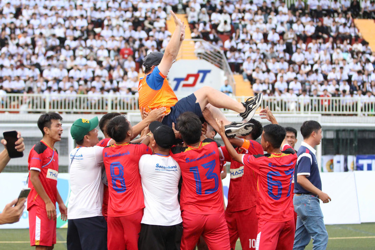 Sacombank 노동조합 축구팀이 토너먼트 우승을 축하하고 있다. (사진: QUANG DINH) 1463922110874515604.jpg