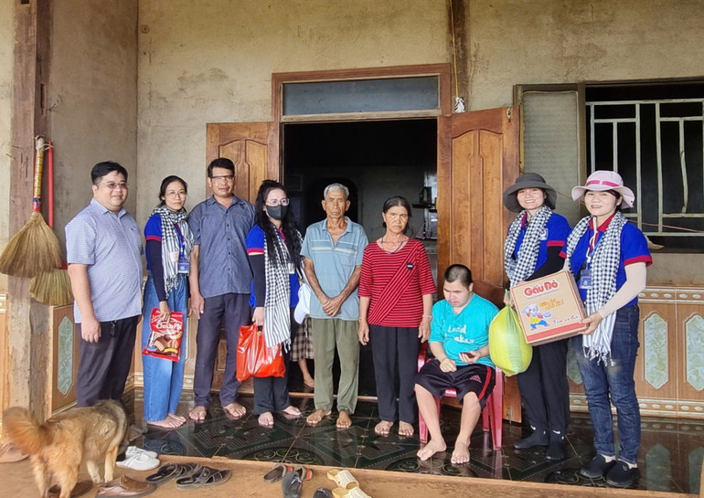 Đại diện Ban tổ chức trao quà cho các hộ gia đình có hoàn cảnh khó khăn trên địa bàn xã Tuy Đức. (Ảnh: ĐỨC NGUYỄN) z7085468501048-fc7a06b96edb8a29068f394e784a934f-4085.jpg