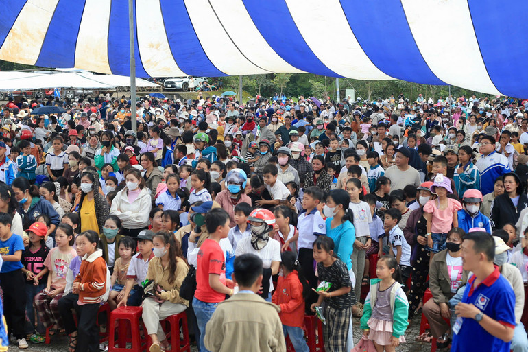 Các em tham gia vui Trung thu tại chương trình. (Ảnh: ĐỨC NGUYỄN) z7084550049161-4aaf7ebb306833d164f8ffb0a7787369.jpg