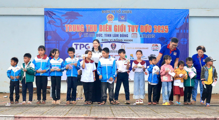 Trẻ em xã Tuy Đức đón nhận một Tết Trung thu ý nghĩa, ấm áp. (Ảnh: ĐỨC NGUYỄN) z7084555462451-9689a21895c112bc0e82ce8875b36cd7-1140.jpg