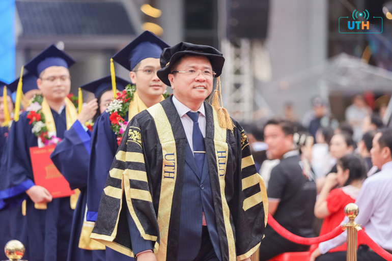 Cùng với tập thể lãnh đạo nhà trường, Phó Giáo sư, Tiến sĩ Nguyễn Xuân Phương luôn dành nhiều tâm huyết với sự nghiệp phát triển của UTH. thay-phuong-1-2984.jpg