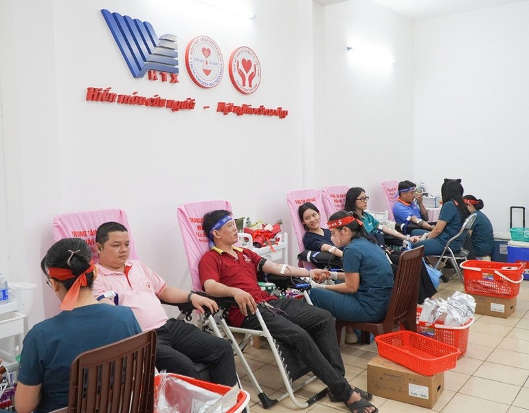 Các tình nguyện viên tham gia hiến máu nhân đạo tại chương trình (Ảnh: CTV) c60cfe438f8c38d2619d.jpg