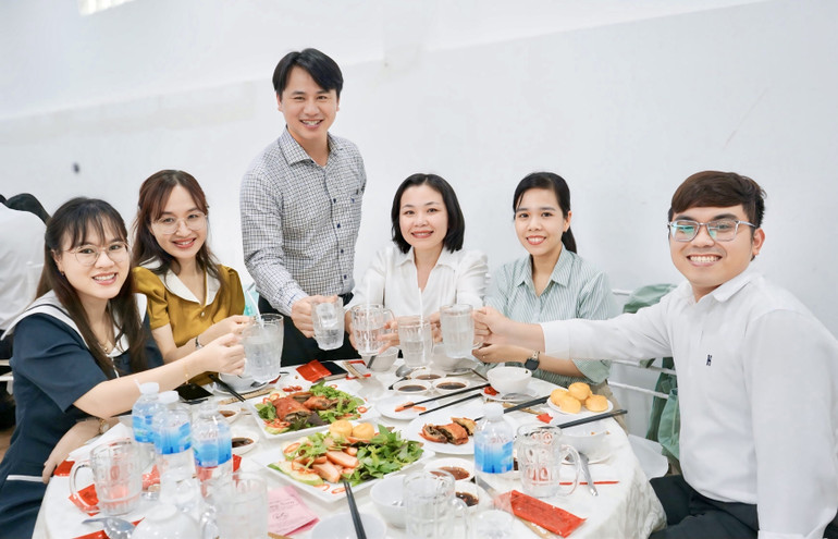 Ông Trần Triết Khoa (người đứng), Phó Giám đốc, Chủ tịch Công đoàn Công ty EPS, tham gia chương trình “Bữa cơm Công đoàn” tại khu vực Phú Mỹ. com-cd.jpg