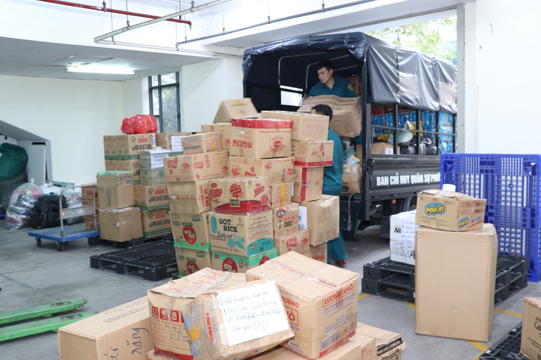 Many goods and necessities have been packaged to be sent to people in areas affected by natural disasters and floods (Photo: Ho Chi Minh City Fatherland Front). 560040025-1232527658904042-7168498848395921343-n.jpg