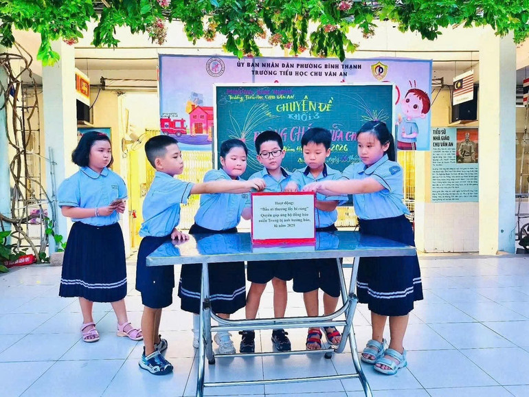 Students of Chu Van An Primary School donate to support people affected by natural disasters and floods. 565706612-1236319338524874-5383472657459404285-n.jpg