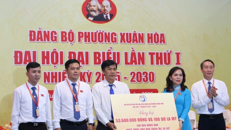 Phường Xuân Hòa ủng hộ đồng bào bị thiên tai lũ lụt (Ảnh: Xuân Đoàn) xuan-hoa-5800.jpg