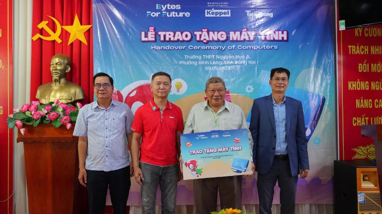 តំណាងអង្គភាពបានប្រគល់កុំព្យូទ័រដល់សាលា។ 58af6796927919274068-8597.jpg