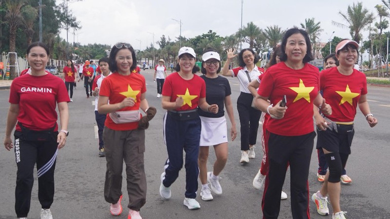 Người dân phường Tam Thắng tham gia chương trình 1 tỷ bước chân Cùng Việt Nam tiến bước (Ảnh: THẾ ANH) 4-4115.jpg