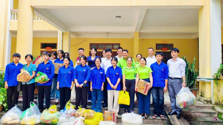 Đại diện các đơn vị tặng quà cho các em học sinh có hoàn cảnh khó khăn. a0fee3a0fbcf76912fde.jpg