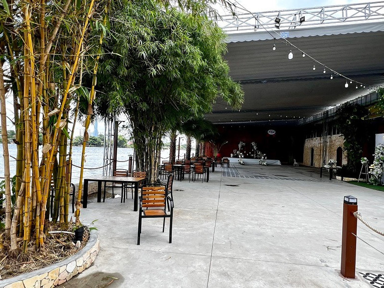 Toàn bộ diện tích gần 400m2 của nhà hàng Không Gian lấn chiếm hàng lang bờ sông Sài Gòn. 73bce40caa9f23c17a8e-7427.jpg