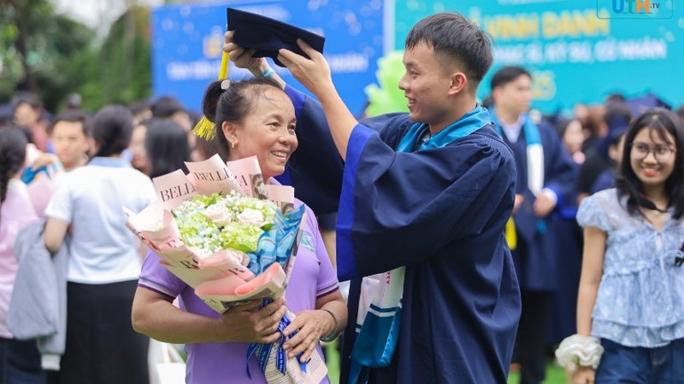 Nhiều phụ huynh xúc động, chia sẻ niềm vui cùng các tân tiến sĩ, thạc sĩ, kỹ sư, cử nhân. (Ảnh: UTH) 13-7058.jpg