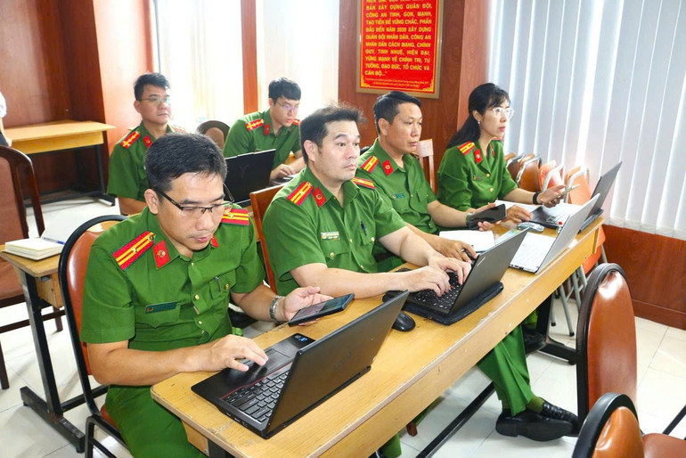 Cán bộ, chiến sĩ PC07 tham gia tập huấn về sử dụng các ứng dụng, công nghệ hiện đại trong phòng cháy, chữa cháy. (Ảnh: PC07) z7147360081571-77a56eafd04385abc3bc6e89b064b726.jpg