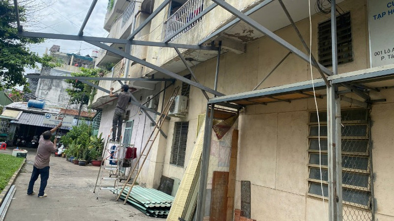 Người dân tự giác tháo dỡ các khu vực lắp đặt cơi nới vi phạm hành lang công cộng tại cư xá Độc Lập sau vụ cháy. z6783536729343-dd0f7ed2629b6217c128380494a2aaea-6869.jpg