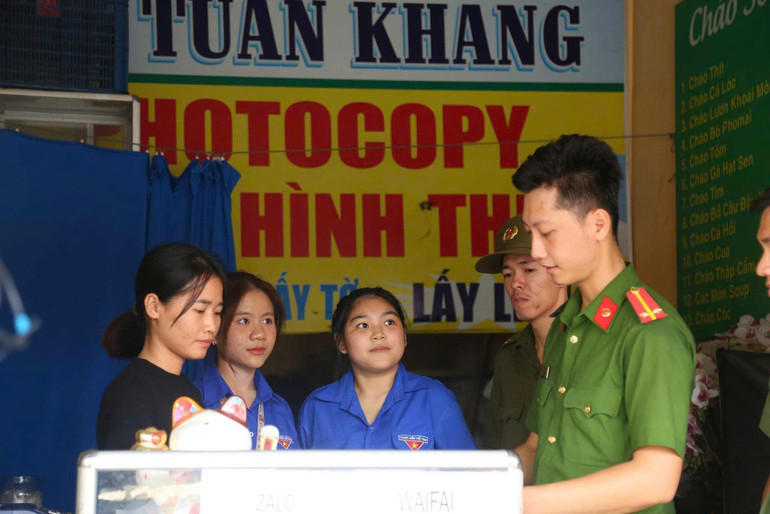 Công an và đoàn viên thanh niên tuyên truyền các chủ tiệm photocopy về việc in ấn các sản phẩm quảng cáo vặt. 4b1dc90bf37e7820216f.jpg