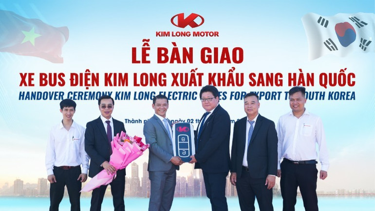 Đại diện hai doanh nghiệp thực hiện nghi thức bàn giao xe. (Ảnh: Kim Long motor) 12-3848.jpg