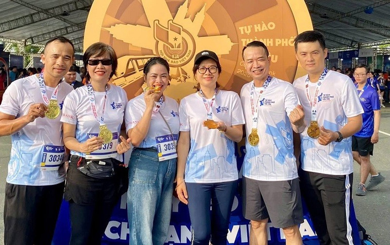 Lãnh đạo, phóng viên Đại diện Báo Nhân Dân tại khu vực miền nam tham gia giải chạy. (Ảnh: CTV) 6483e68c7031c46f9d20-6926.jpg