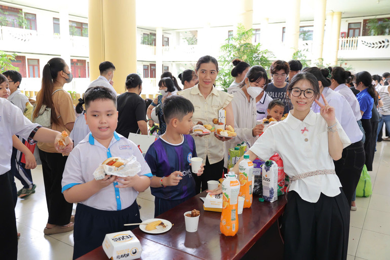 Các trẻ em cùng vui tại các gian hàng ẩm thực được trang trí tại chương trình. 0425e7c0b7623d3c6473.jpg
