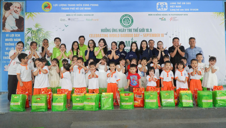 Đại diện các đơn vị, tổ chức tặng quà cho trẻ em tại Làng Trẻ em SOS Việt Nam. 2062521863414391688-1.jpg