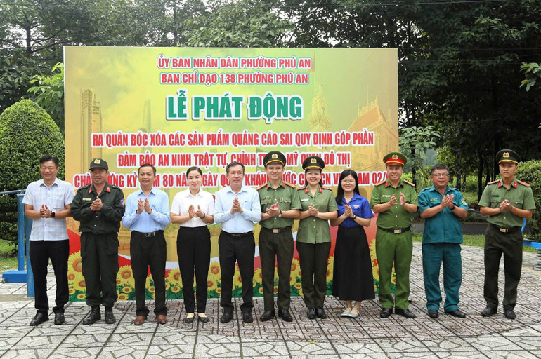 Các địa phương cùng đồng loạt tham gia công tác tuyên truyền bóc xóa quảng cáo sai quy định. 1254283889438565820-1.jpg