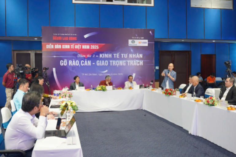 Các đại biểu trao đổi tại diễn đàn. (Ảnh: Báo Người Lao động) z6673466515574123f337449d875cb31beb402664d7caf-174909436165360274931-3696.jpg