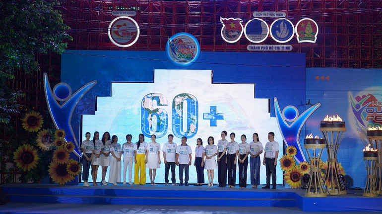 Đại diện các đơn vị, doanh nghiệp cùng tham gia chương trình tắt đèn trong chiến dịch Giờ Trái đất 2025. dsc01338.jpg